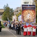 Rückblick: Rosenkranzprozession in Einsiedeln mit 750 Personen 6 20231006 164145 02173