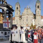 Rückblick: Rosenkranzprozession in Einsiedeln mit 750 Personen 16 20231006 173001 02489