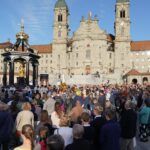 Rückblick: Rosenkranzprozession in Einsiedeln mit 750 Personen 18 20231006 173534 02525