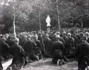 Lassen wir uns doch von Maria führen! 2 gruppenfoto niepokolanow vor statue
