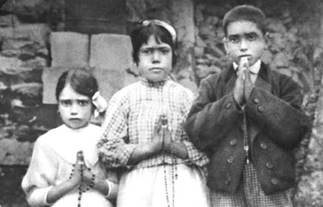 Fatima children with rosaries